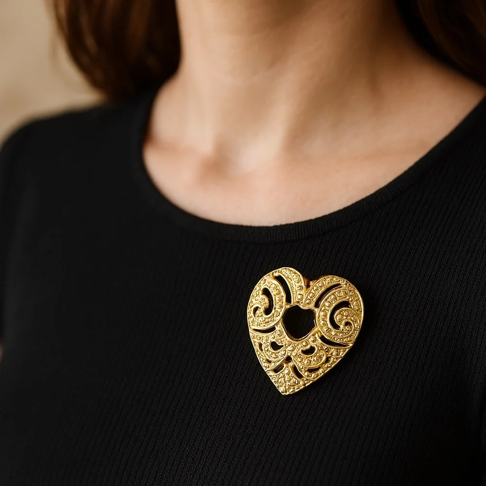 Heart Brooch Goldtone metal Vintage 1.5” across